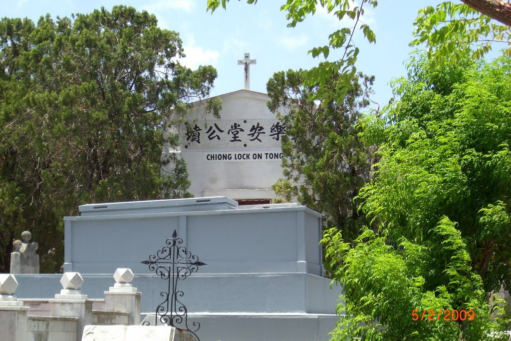 Dentro del Cementerio Chino de 26. by Roberto Lam