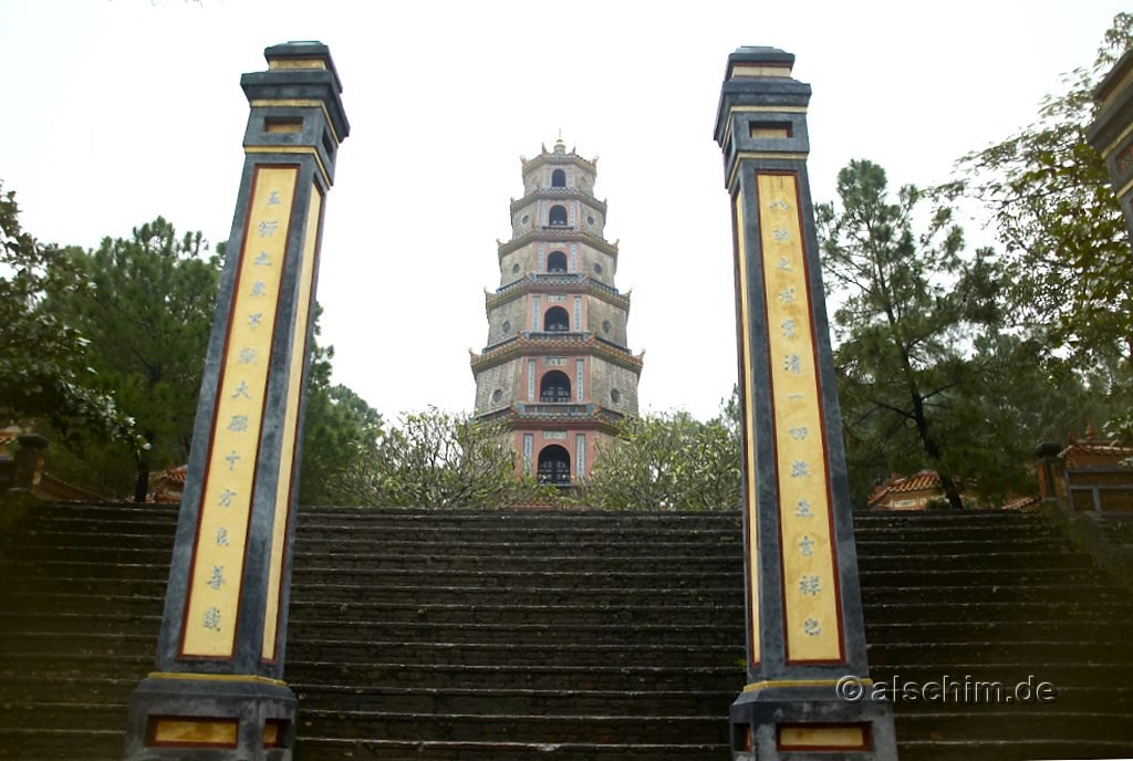 Phuoc Duyen Turm, Thien Mu Pagode by Alexander Schimmeck