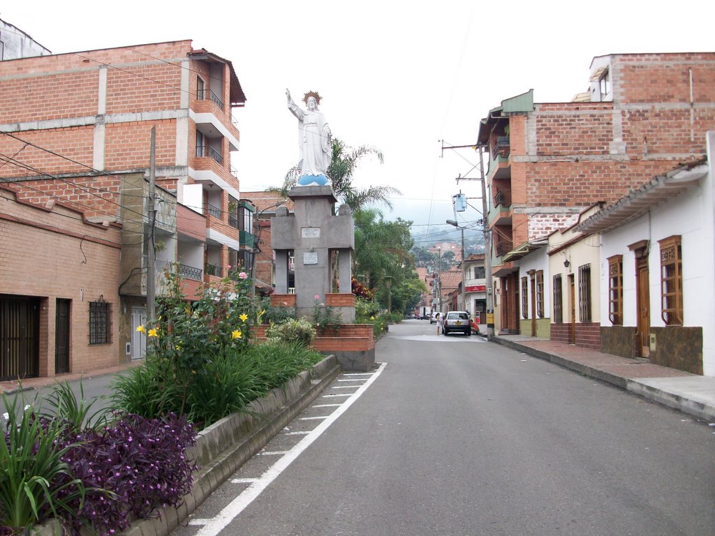 CRISTO REY EN LA 38A by HERNANDO  MARTINEZ ALVAREZ