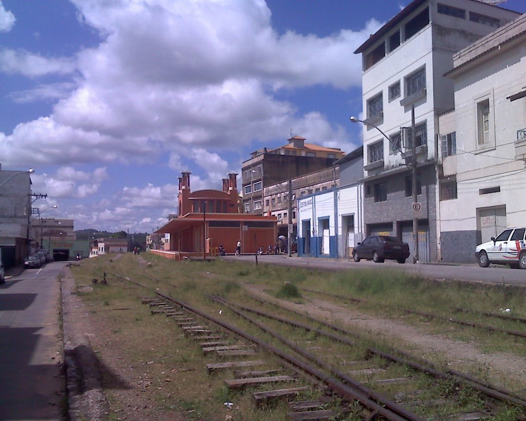 Prédio da Estação Ferroviária de Varginha - abril 2009 by paione