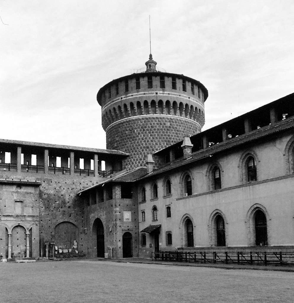 Dentro il castello Sforzesco by Luigi Bomben