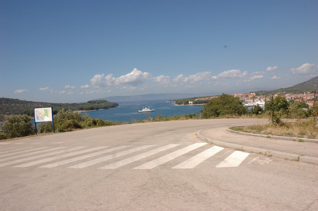 Strasse zur ACI Marina Cres mit Blick auf Cres Stadt by DeLaSrule