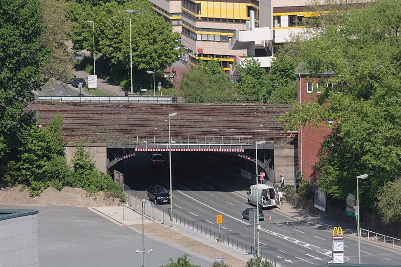 Alte Eisenbahnbrücke über der Segerothstr. by lemtry