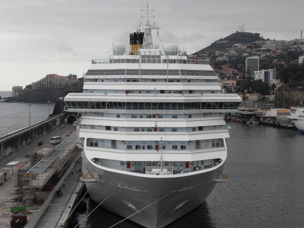 MSC Magica in Madeira 1st May 09 by pandamac