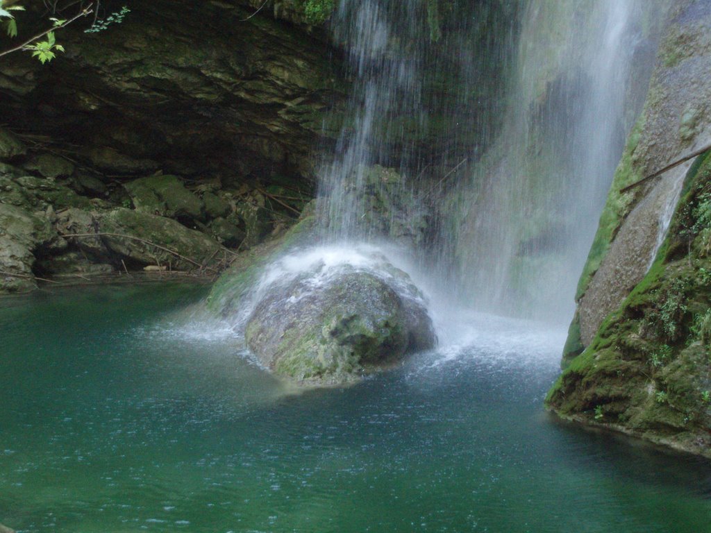 Milopotamos waterval by helga0