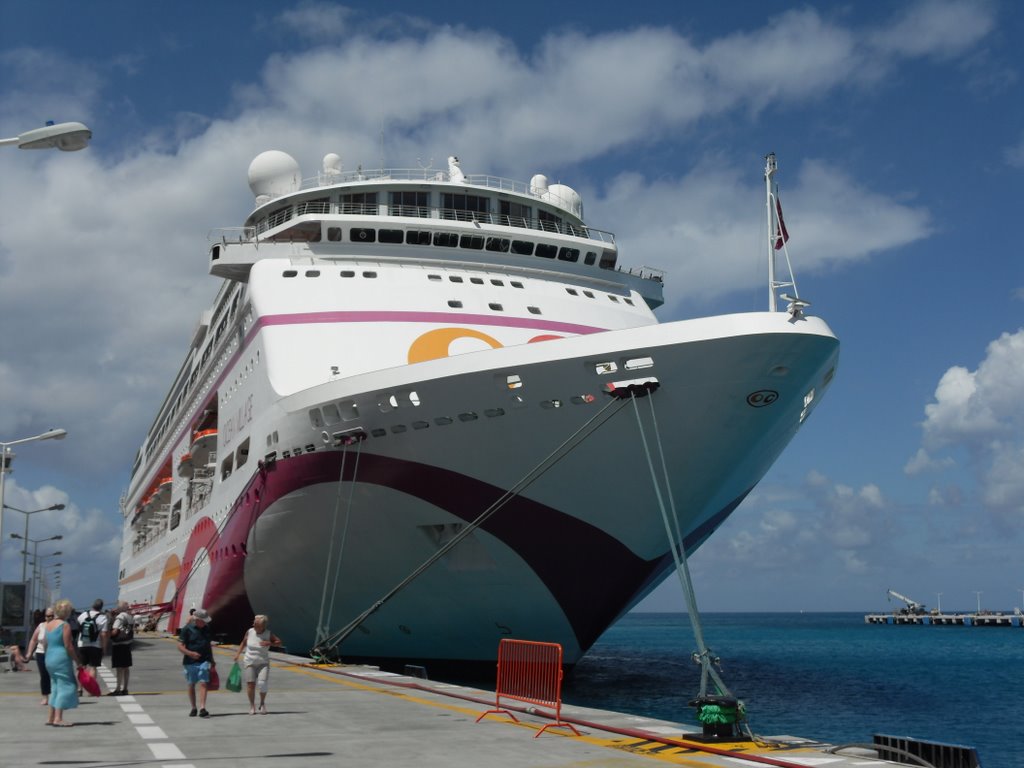 Docked in St Maarten by pandamac