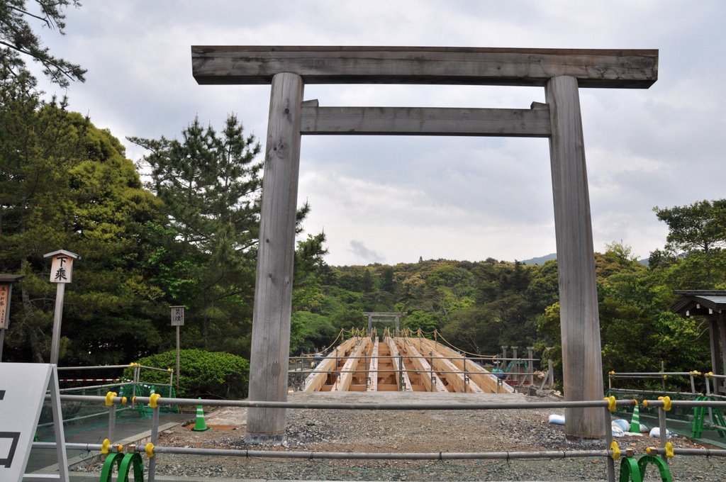 Ise-Jingū Naikū Ujibashi-torii 伊勢神宮 内宮 宇治橋鳥居 (2009.05.04) by k.takita