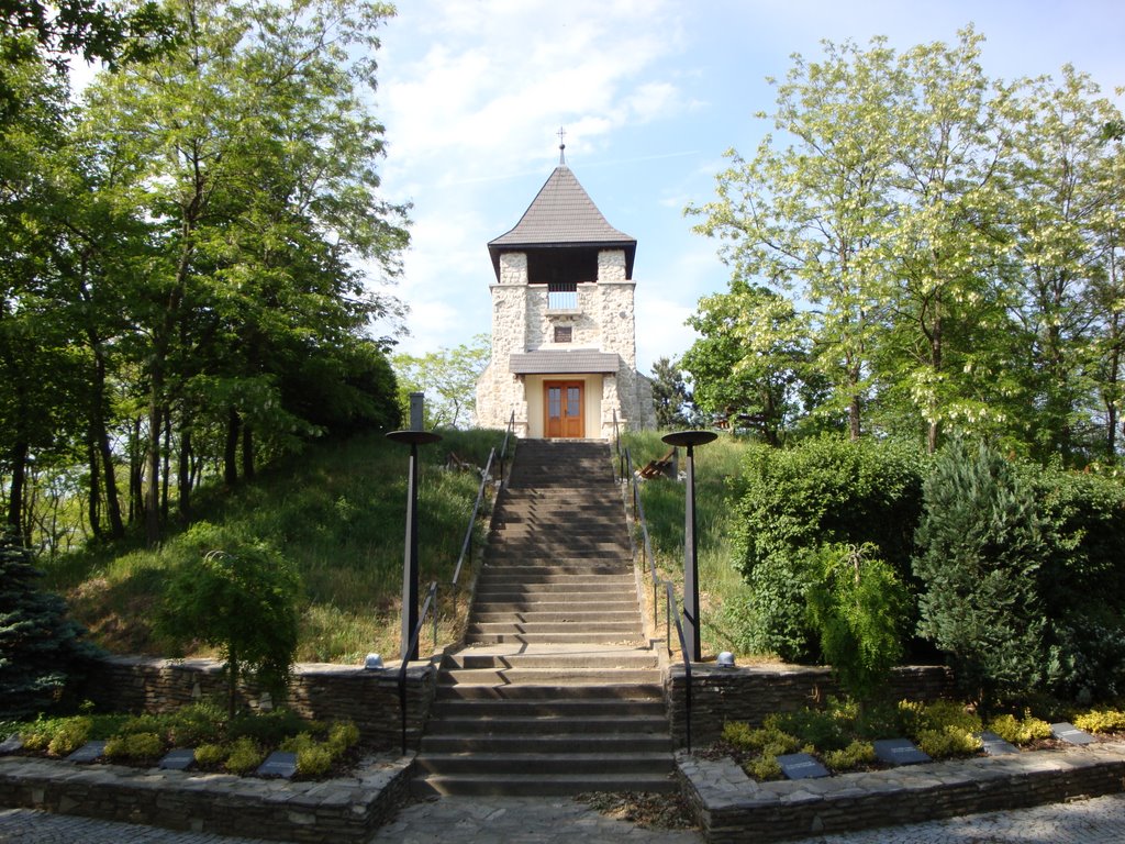 Deutscher Soldatenfriedhof 1945 und Kriegerdenkmal (Aussichtswarte) by egeradler