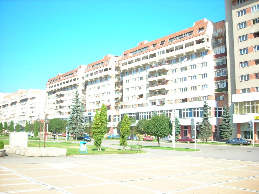 Enorme plaza en el centro de la ciudad. Un lugar abierto a la luz. Agosto de 2006 by viajeroandaluz