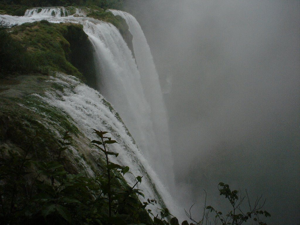 Cascada de Tamul desde arriba by PhilipRM