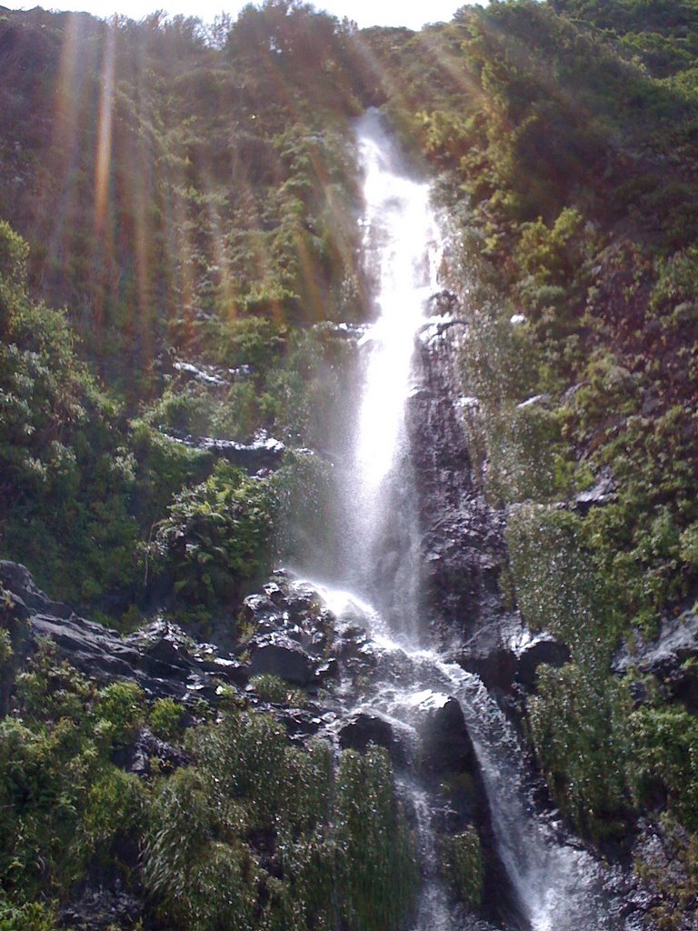 Chute d'eau à S Vicente by Gueulien