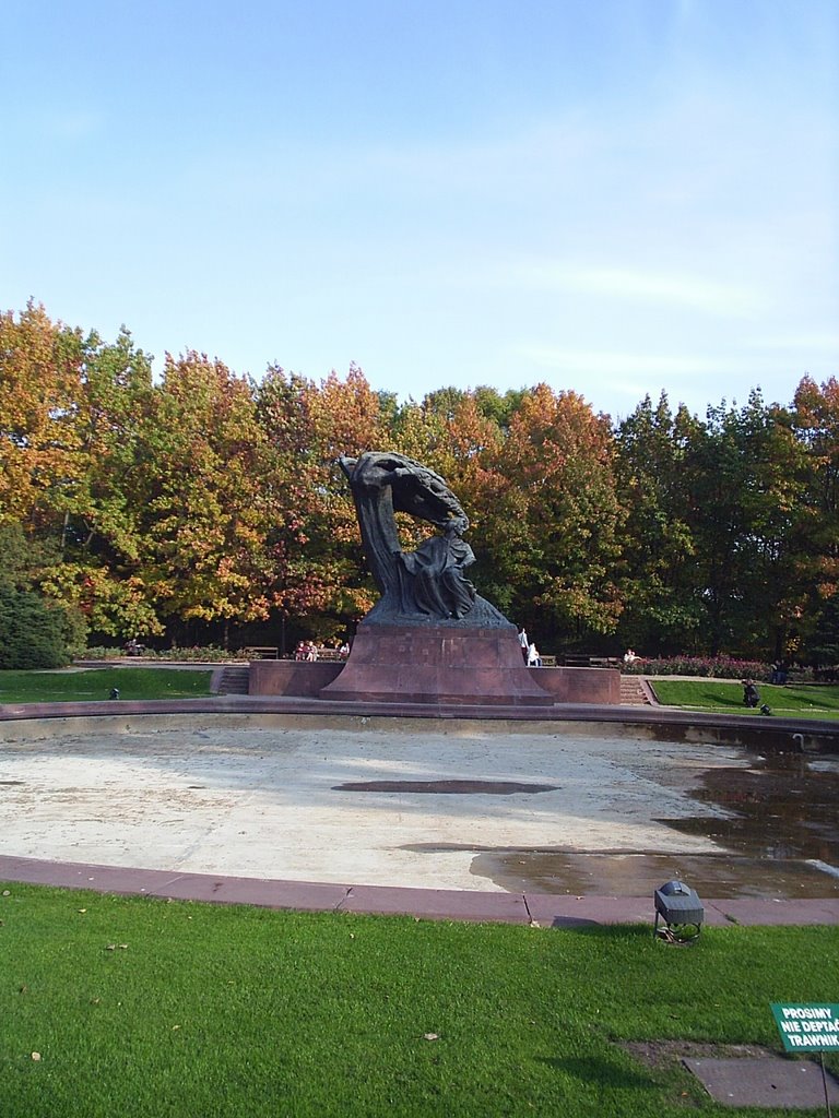 F. Chopin's statue at the Łazienki Królewskie Park by kuapouchy