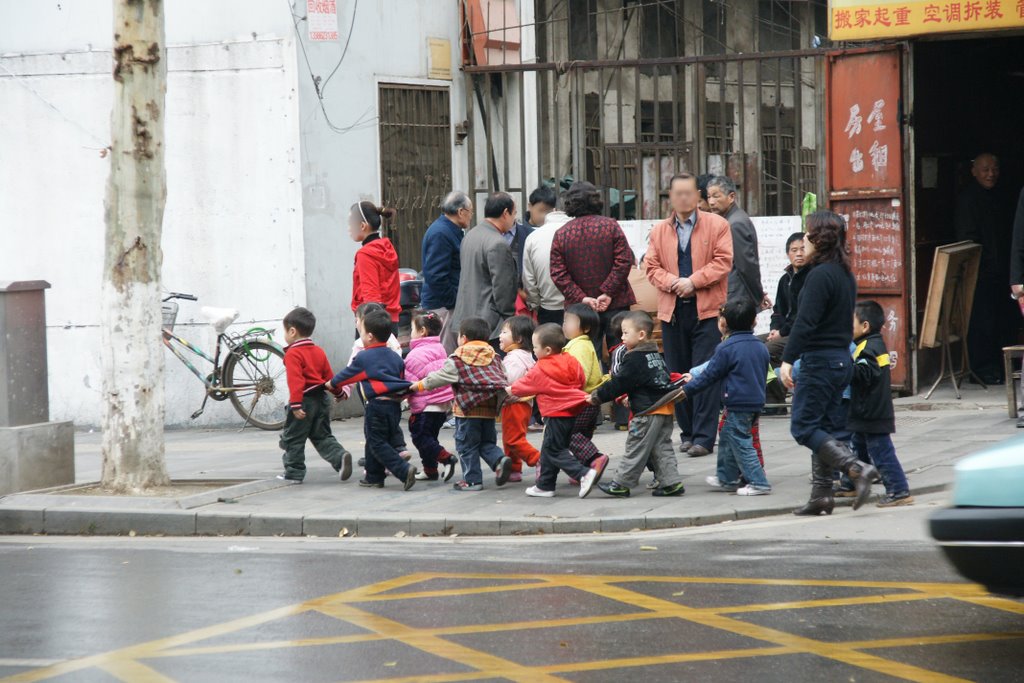 Les Enfants dans la rue non loin des 500 Bouddhas Han Yang Mars 2009 by Joe de France