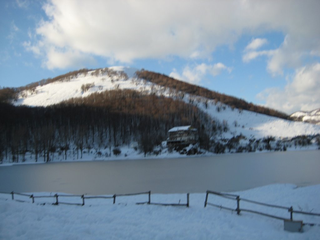 08-03-09 - Lago Laceno, Panorama Lago Ghiacciato by Arciere82