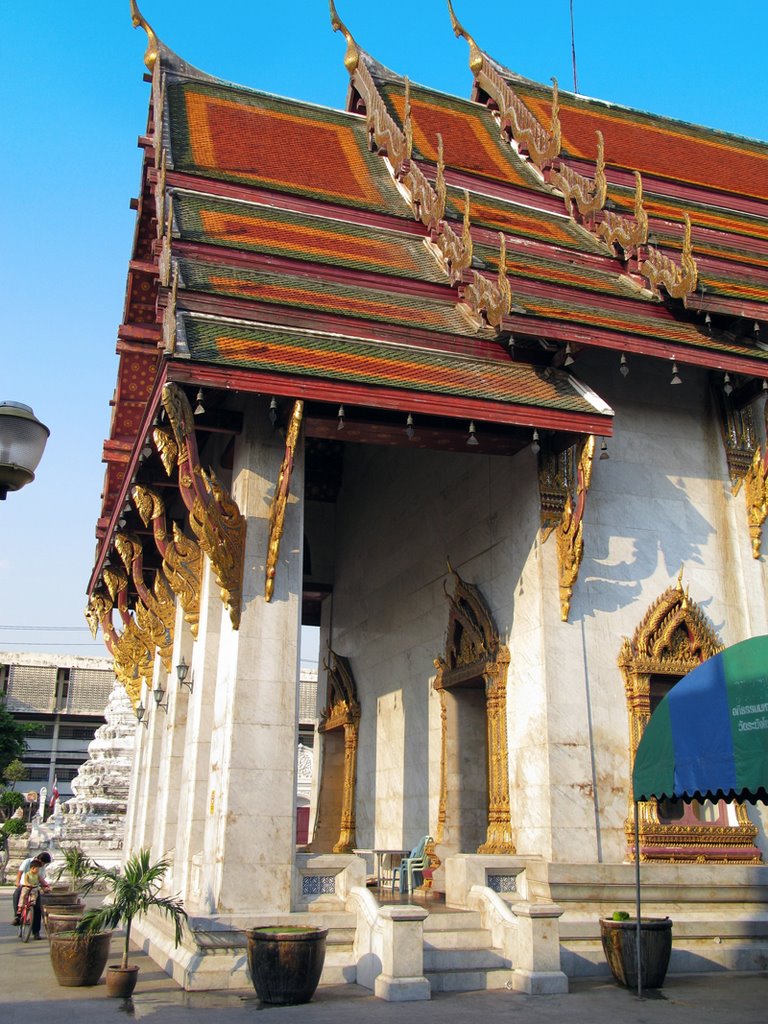 Bangkok, Thailand. Wat Rakhang. by Eivind Friedricksen