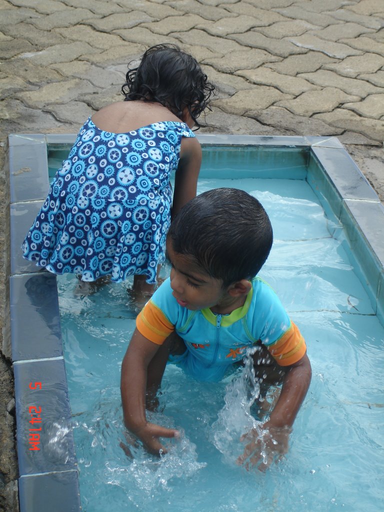 Luloo & looth in mini pool (leisur world) by MrDooh