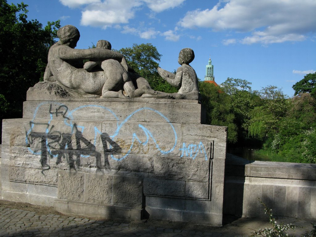 Steinskulptur am Tempelhofer Feld by Michasch1972