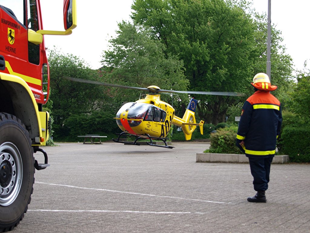 "Christoph 8" kurz nach einem Einsatz an der Realschule Sodingen auf dem Rückflug nach Lünen. Links im Bild der "HER-F 2009" der BF. Aufgenommen am 15.05.2009 by ruhrgebiets art