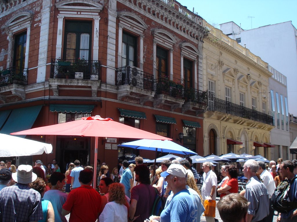 Barrio San Telmo en Domingo by Luis Galaz