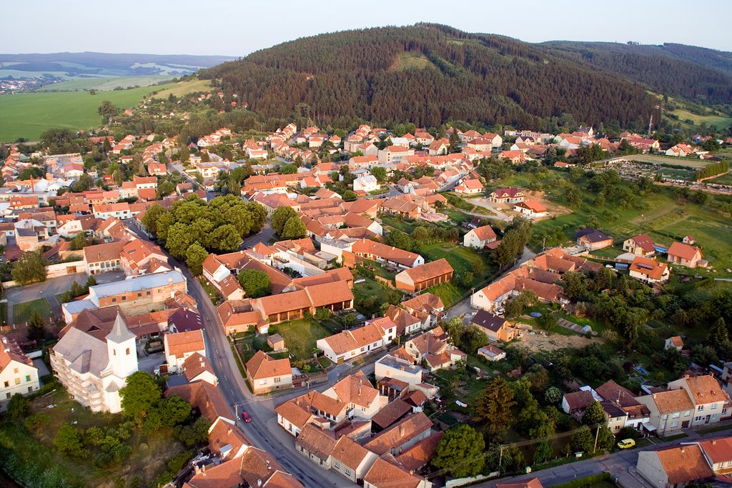 Černá Hora od severu, zalesněný kopec je Bukovice [500,6 m n.m.] by labl