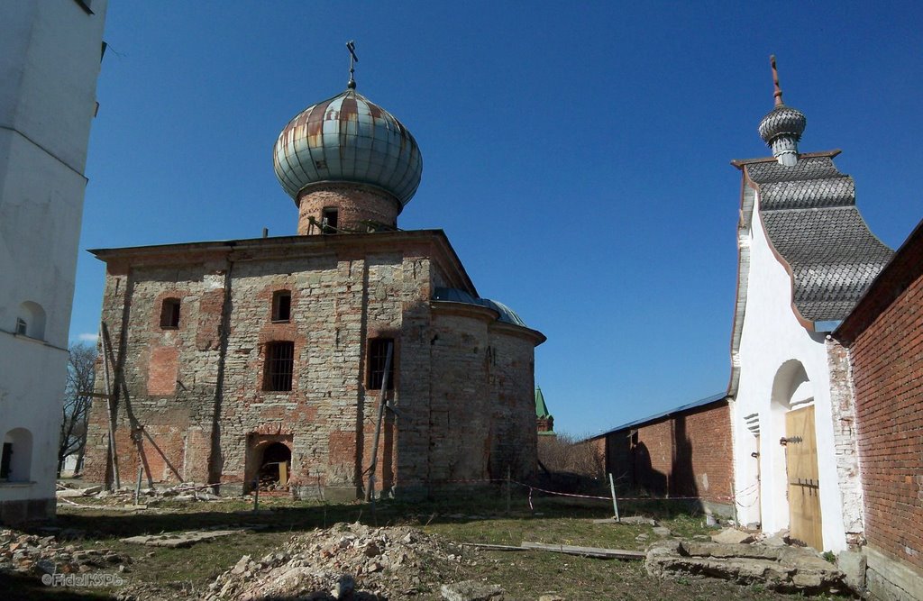 Старая Ладога, Никольский монастырь, Никольский собор (XVII век) и Святые врата, май 2009. by Fidel K