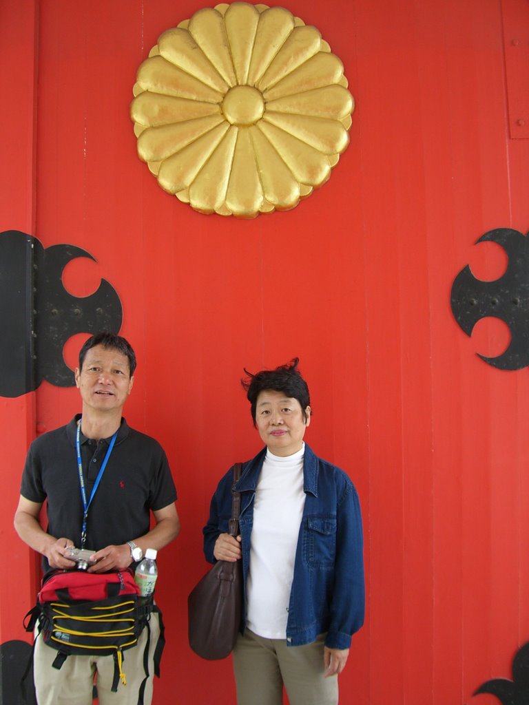 At　gate　of　AKAMA　shrine by 920