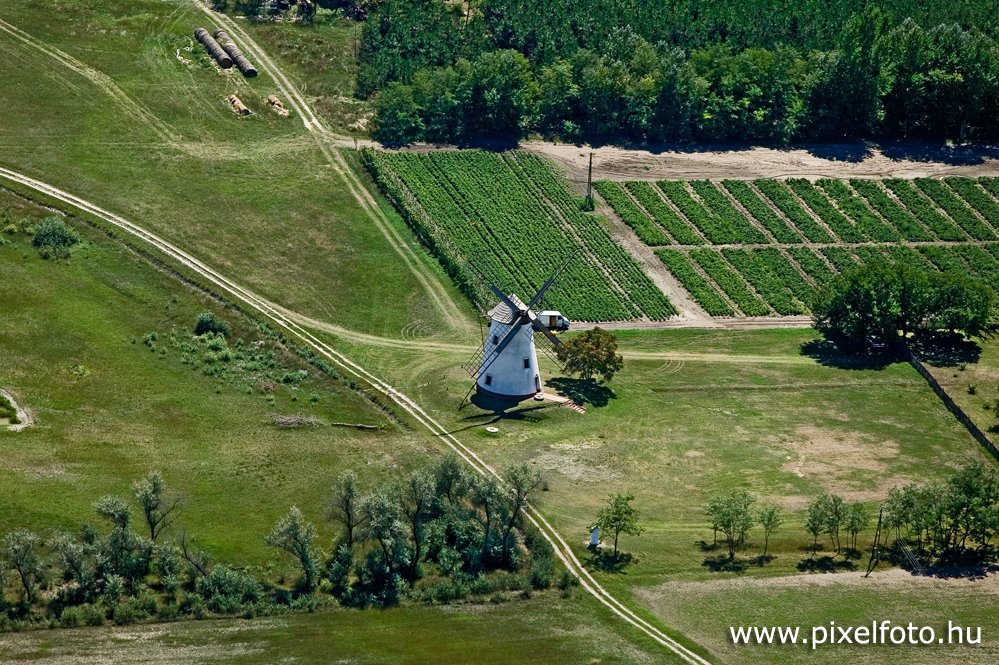 Hungary - Balástya - Kőrös szélmalom, előtérben a régi tulajdonos molnár sírjával - windmill - légifotó - aerial - luftbild by Pixelfoto.hu Kiss László