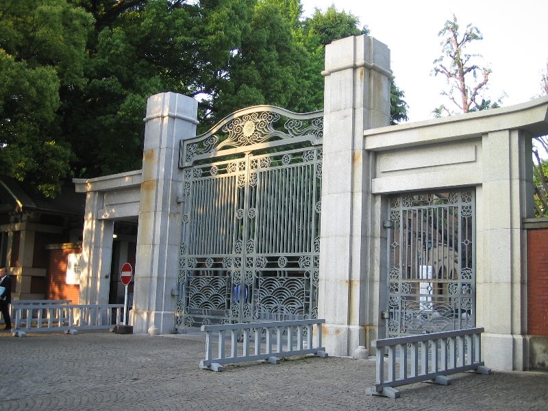 東京大学正門　（Front gate on the University of Tokyo） by dicekei