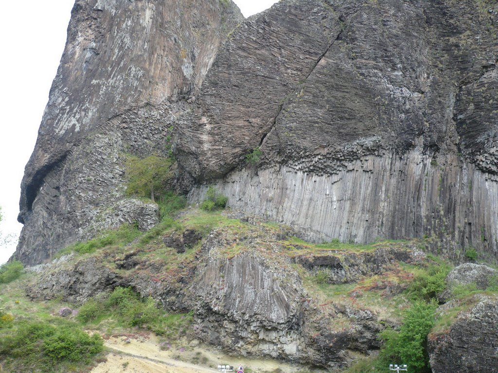 Falaise basaltique en face de Prades by OMorice http://olivier-morice.fr