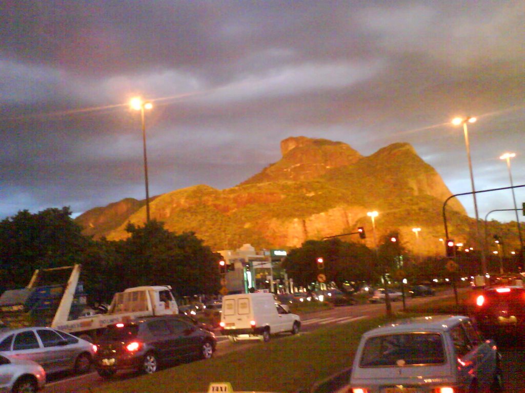 Pedra da Gávea iluminada pelo Sol num dia nublado by Alex Menezes da Silv…