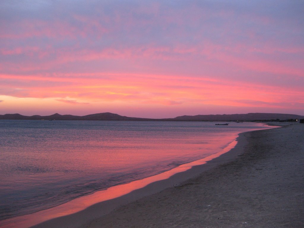 ATARDECER ESPECTACULAR (Wonderful and magic sunset), CABO DE LA VELA, GUAJIRA, COLOMBIA. by AlejoArcila