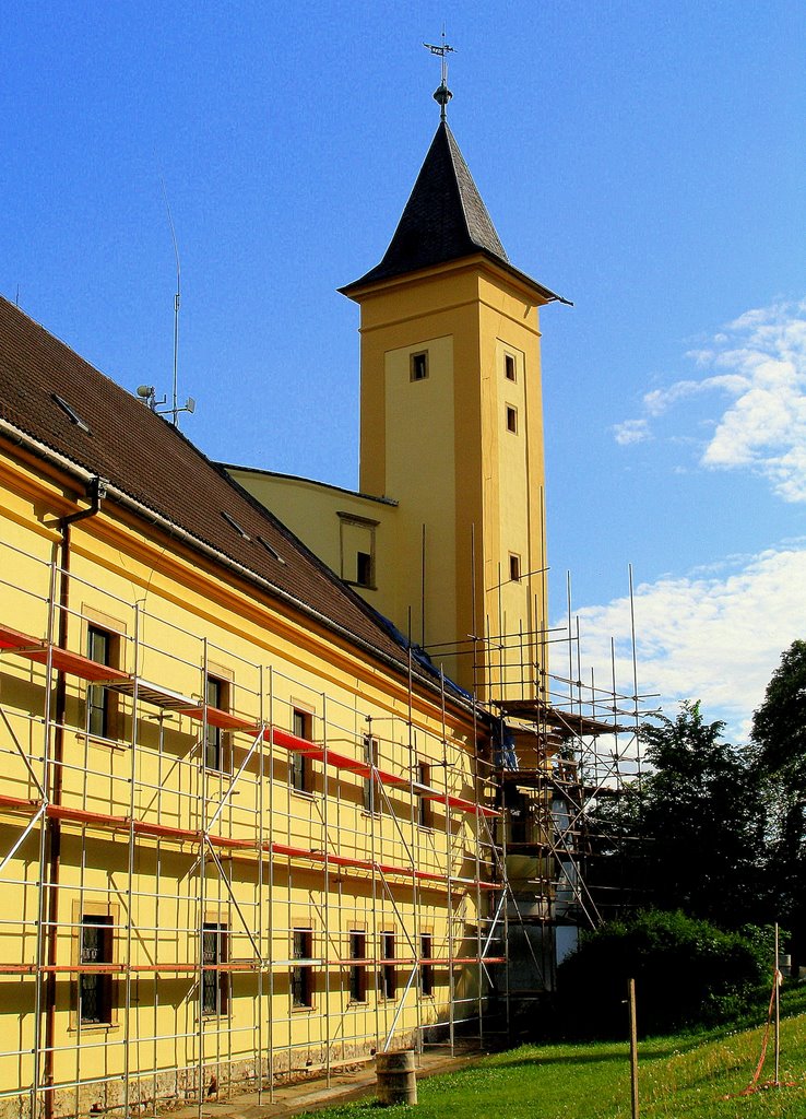 Zámek (při opravě fasády) 2009 by valsoraj