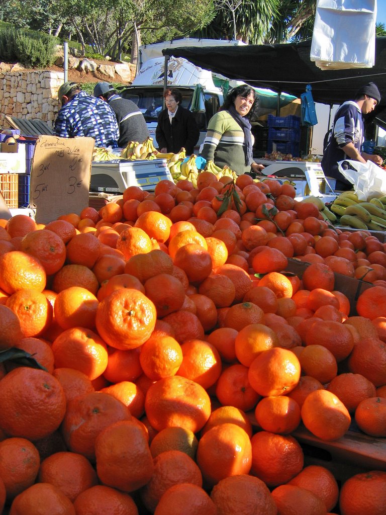 Clementina muy dulce, Javea open air market, Alicante, Spain by David Ian Wilson