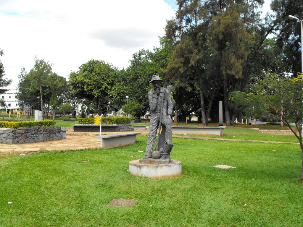 Obra de arte ao ar livre e permanente na Praça Universitária - Goiânia-GO - Brasil by Esio Luiz