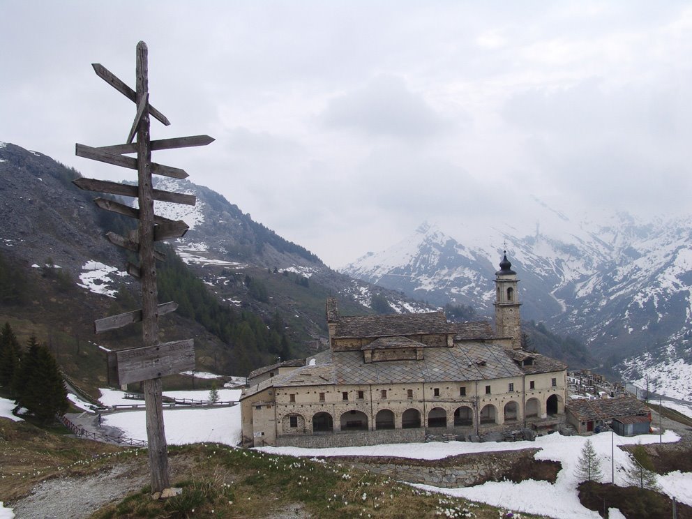 Santuario di San Magno e segnaletica montana, alta Val Grana, Occitania maggio 2009 by Marco Ferrari