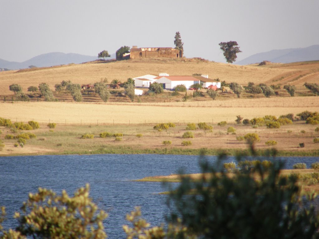 Monte alentejano visto da Amieira Marina (do outro lado do Grande Lago) by Luís Seixas