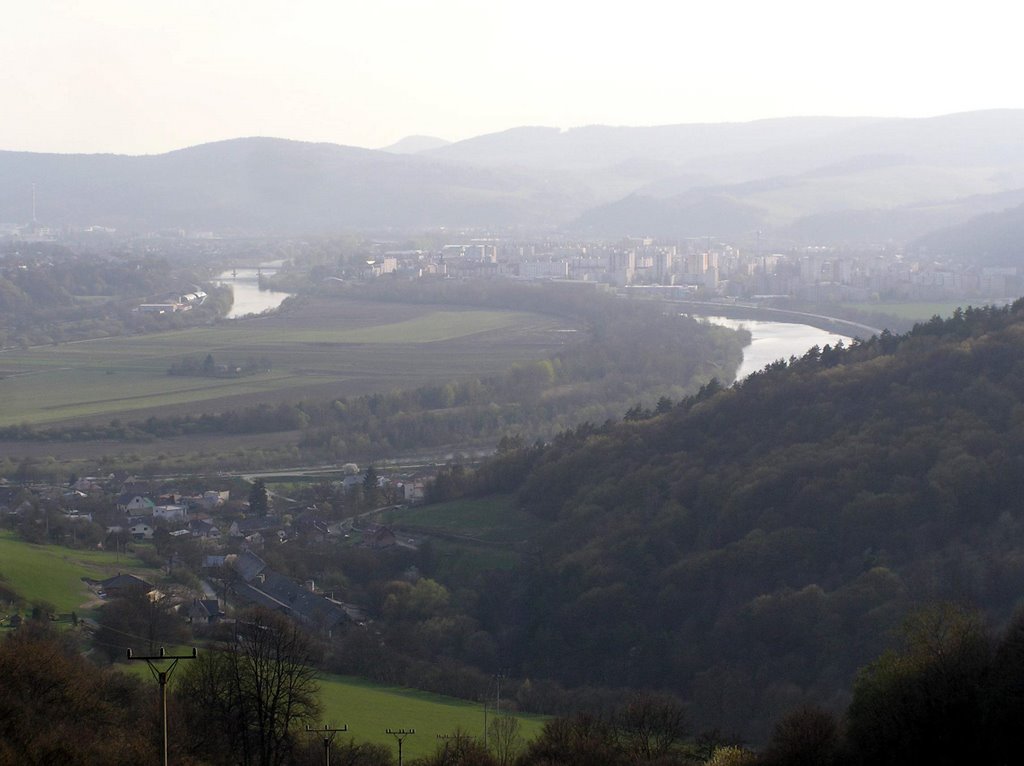 Pohľad z Holíša ponad Nimnicu na Púchov. by Kusnir Pavol