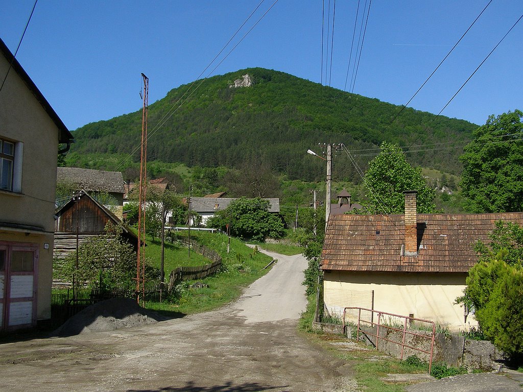 Malé Košecké Podhradie so Sokolom by Miro Toman