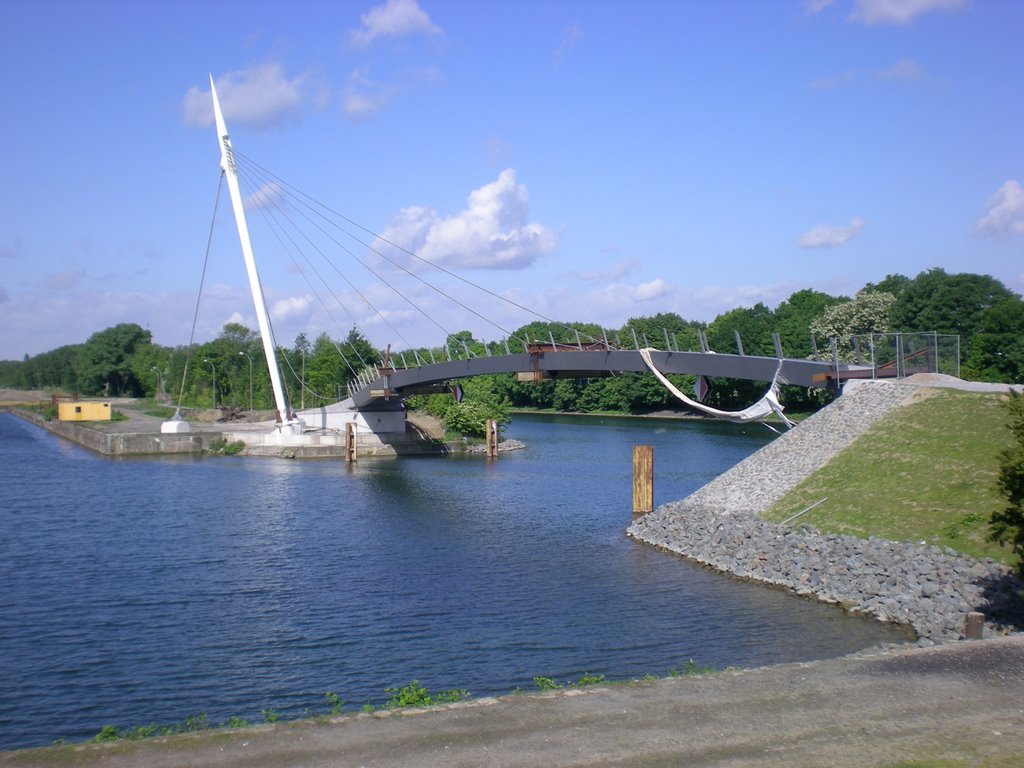 Neue Brücke vor Fertigstellung by FtotheAB