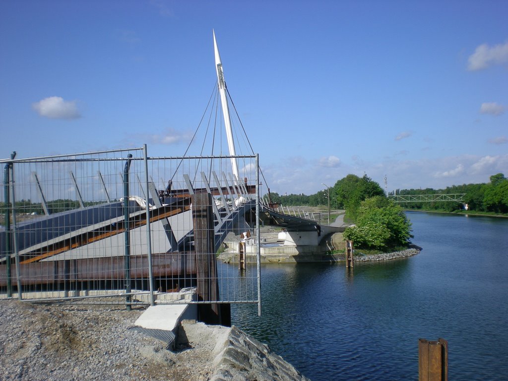 Fußgängerbrücke vor der Fertigstellung by FtotheAB