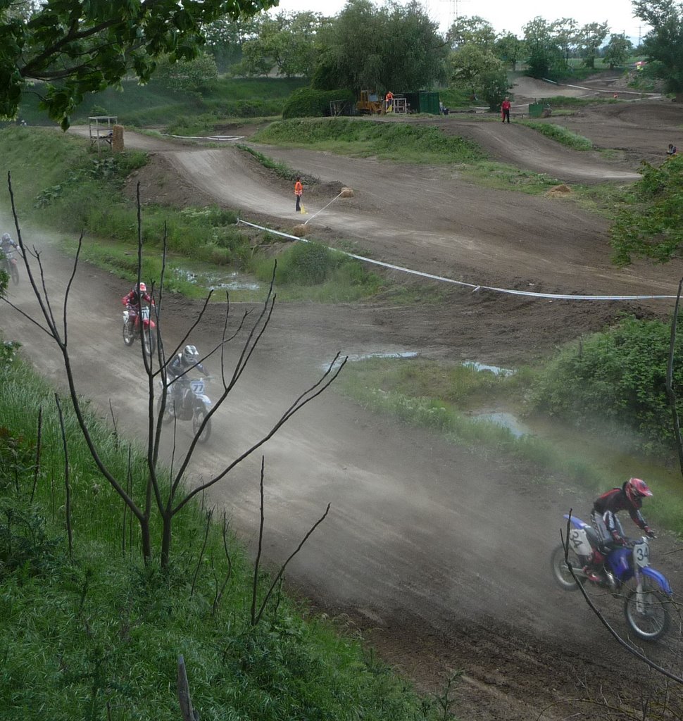 Moto-Cross (Seid froh, wenn ihr nicht in Hörweite wohnt!) by Immanuel Giel