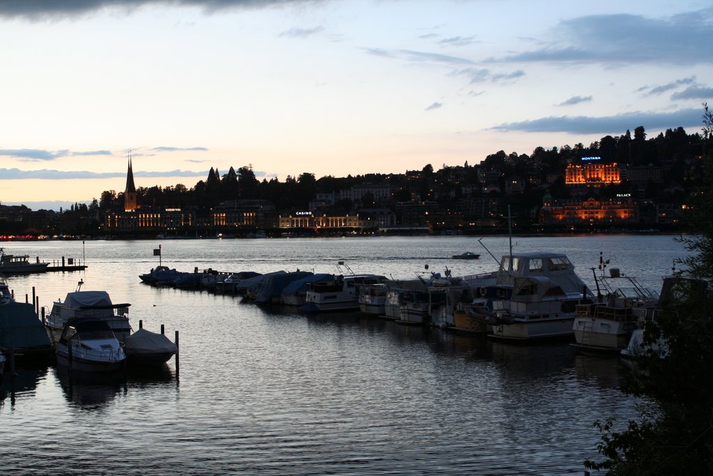 Luzern in night by pangdu