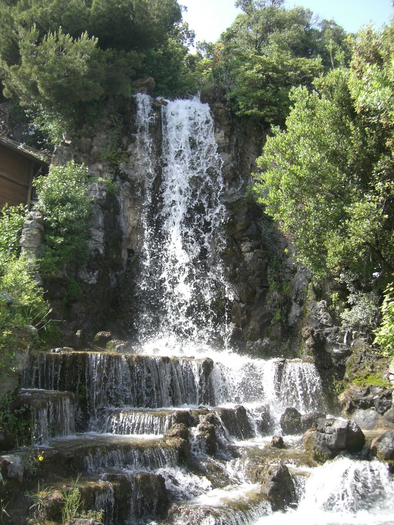 Cascata in Villetta Dinegro- Piazza Corvetto- Ge. by marcorama