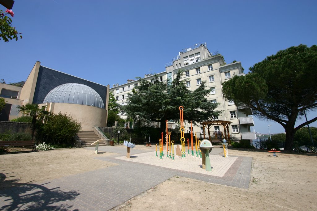 Planétarium de Nantes - Coté jardin by danielaudeon