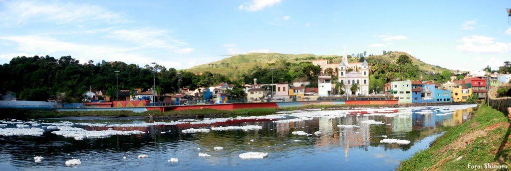 Rio Tietê que passa por Pirapora do Bom Jesus corta o cêntro velho da cidade e por vezes, pode se observar tapetes de espuma sobre suas águas. Este fato ocorre devido a proximidades da cidade, da Barragem que tem por finalidade acumular água para atender a Usina Hidróelétrica de Rasgão, que situa pouco mais abaixo. by joao batista shimoto