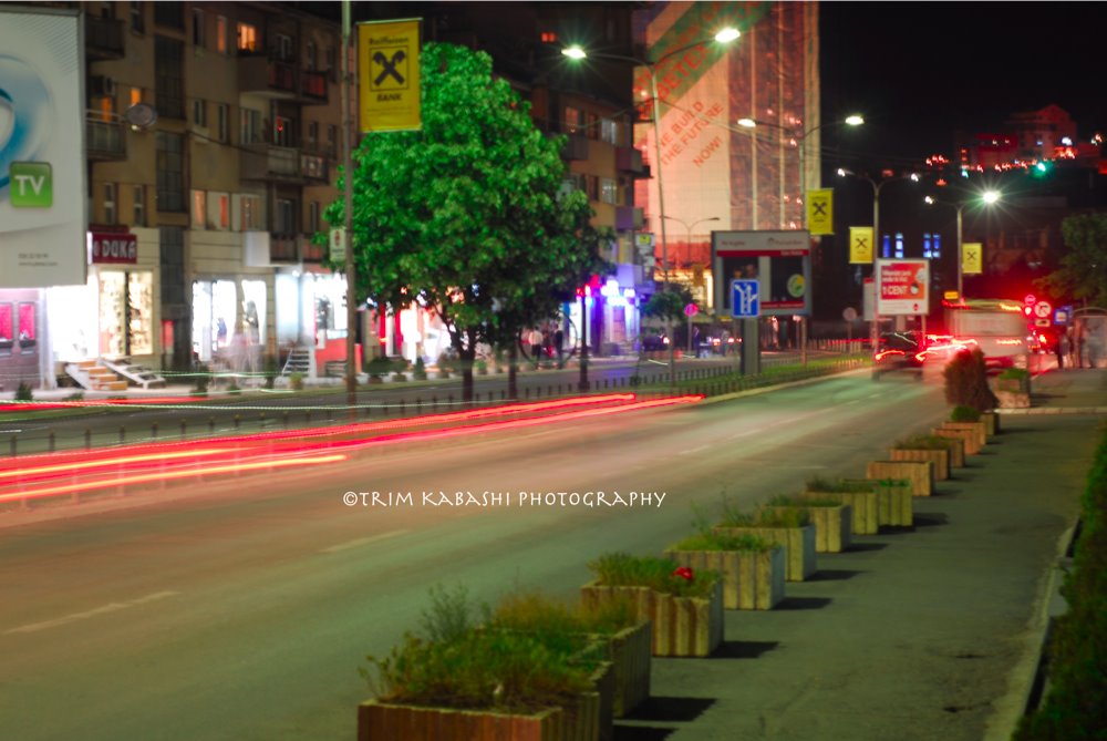 Veturat ne rruge te Prishtines / Cars passing by in the streets of Prishtina by Trim Kabashi