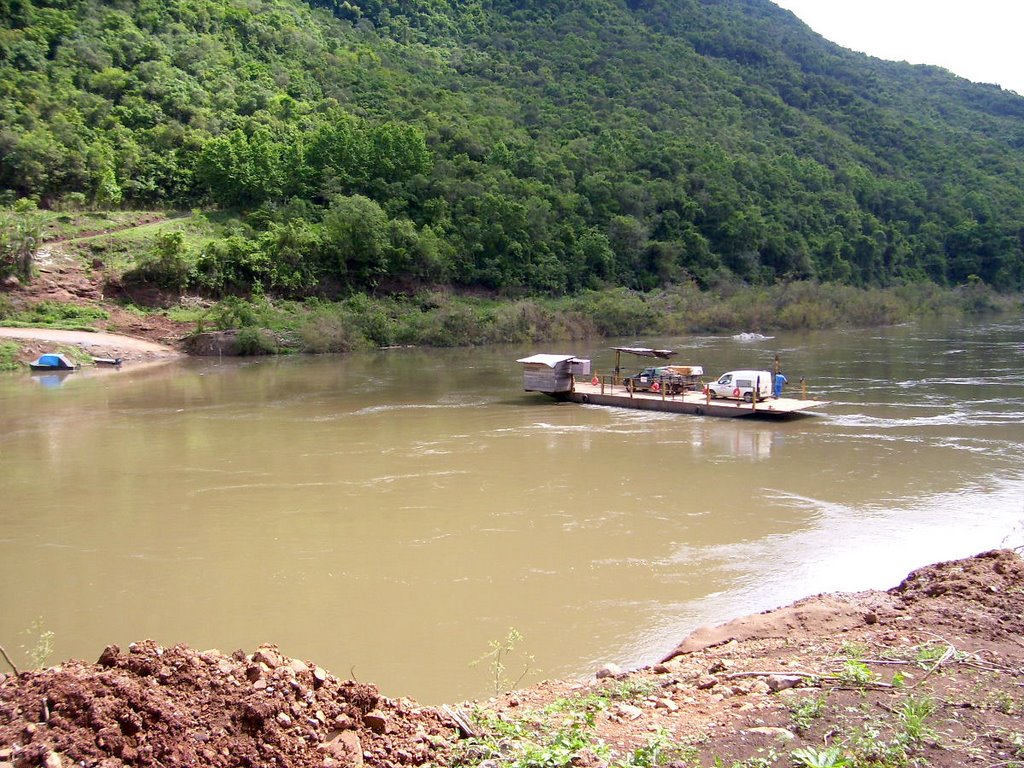 Balsa no Rio da Antas (Travessia Nova Roma do Sul x Nova Padua, RS) by Roque Oliveira