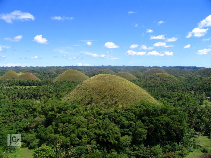 Amazing Chocolate Hills by jezzyboy