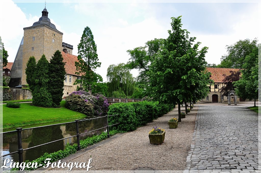 Die Burg/Innenhof by Lingen-Fotograf