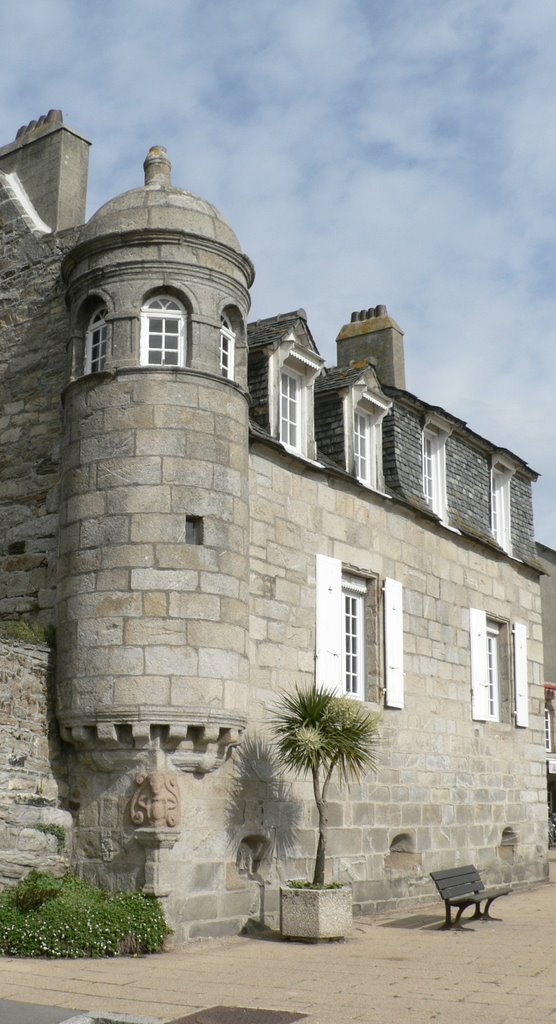 Maison Roscovite sur le Port by Jean-Claude VINCENT